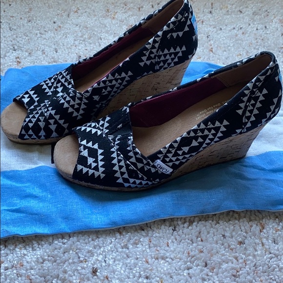 toms classic wedge pump
